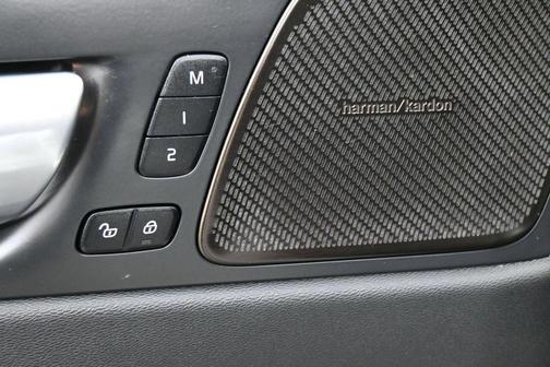 Crystal White Metallic 2023 Volvo XC60 B5 Plus Bright Theme