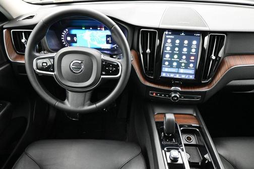 Crystal White Metallic 2023 Volvo XC60 B5 Plus Bright Theme