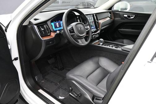 Crystal White Metallic 2023 Volvo XC60 B5 Plus Bright Theme