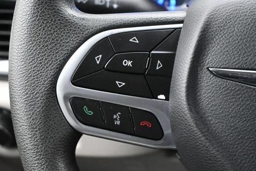 Brilliant Black Crystal Pearlcoat 2017 Chrysler Pacifica Touring