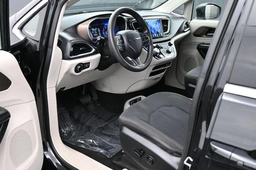 Brilliant Black Crystal Pearlcoat 2017 Chrysler Pacifica Touring