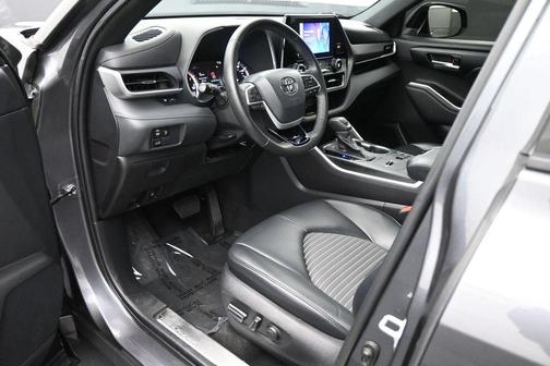 Magnetic Gray Metallic 2023 Toyota Highlander XSE