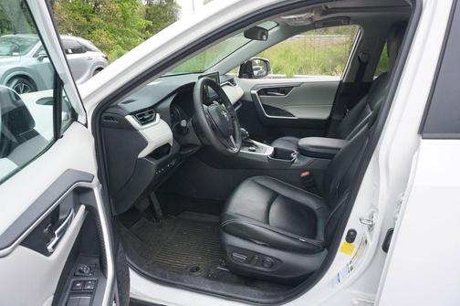 2022 Toyota RAV4 Hybrid XLE