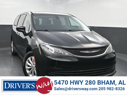 Brilliant Black Crystal Pearlcoat 2017 Chrysler Pacifica Touring