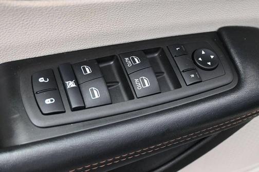 Brilliant Black Crystal Pearlcoat 2017 Chrysler Pacifica Touring
