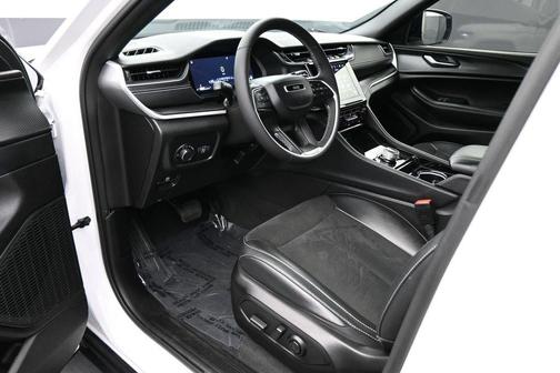 Bright White Clearcoat 2023 Jeep Grand Cherokee Altitude