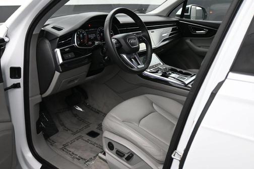 Glacier White Metallic 2022 Audi Q7 55 Premium