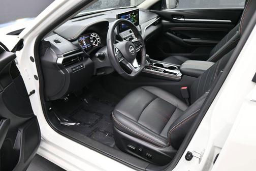 Pearl White Tricoat 2023 Nissan Altima SR FWD