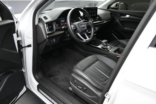 Glacier White Metallic 2023 Audi Q5 45 S line Premium