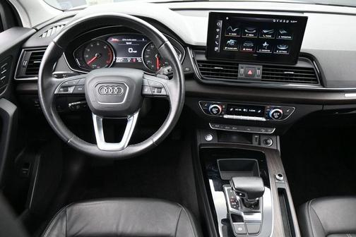 Glacier White Metallic 2023 Audi Q5 45 S line Premium