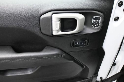 Bright White Clearcoat 2022 Jeep Wrangler Unlimited Sahara