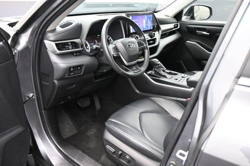 Magnetic Gray Metallic 2023 Toyota Highlander XLE