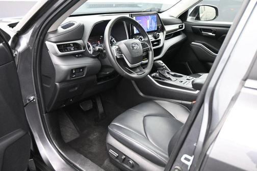 Magnetic Gray Metallic 2023 Toyota Highlander XLE