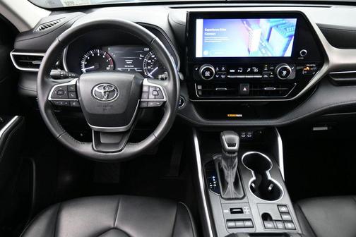 Magnetic Gray Metallic 2023 Toyota Highlander XLE