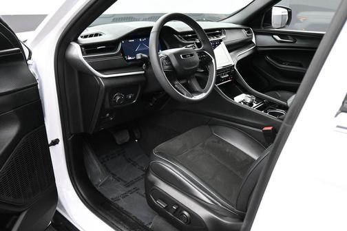 Bright White Clearcoat 2023 Jeep Grand Cherokee Altitude