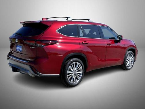 Pearl 2024 Toyota Highlander Hybrid Platinum