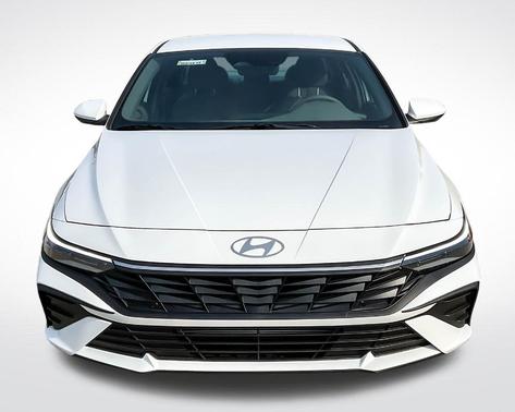 2025 Hyundai ELANTRA SE