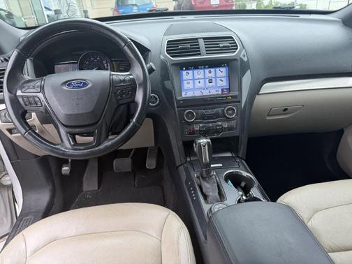 White Platinum Clearcoat Metallic 2018 Ford Explorer XLT