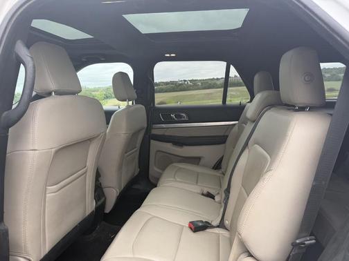White Platinum Clearcoat Metallic 2018 Ford Explorer XLT