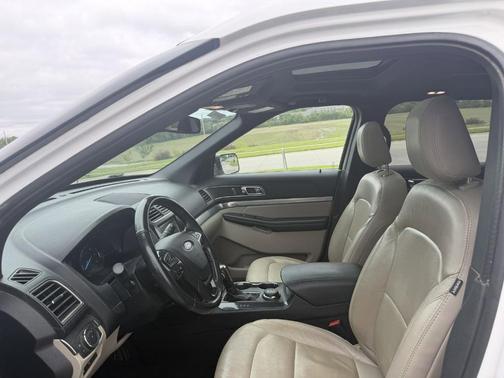 White Platinum Clearcoat Metallic 2018 Ford Explorer XLT