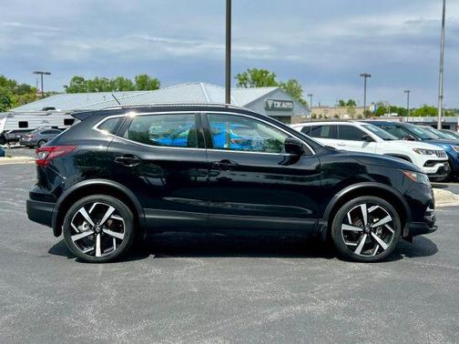 Magnetic Black 2022 Nissan Rogue Sport SL