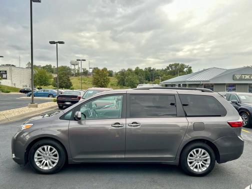 2016 Toyota Sienna XLE
