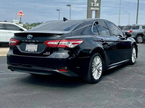 Black 2019 Toyota Camry Hybrid XLE