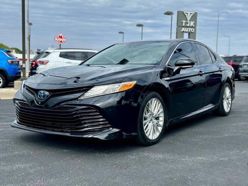 Black 2019 Toyota Camry Hybrid XLE