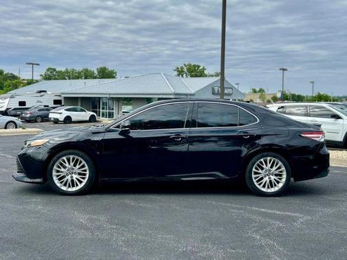 Black 2019 Toyota Camry Hybrid XLE
