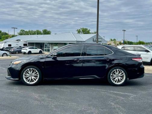 Black 2019 Toyota Camry Hybrid XLE