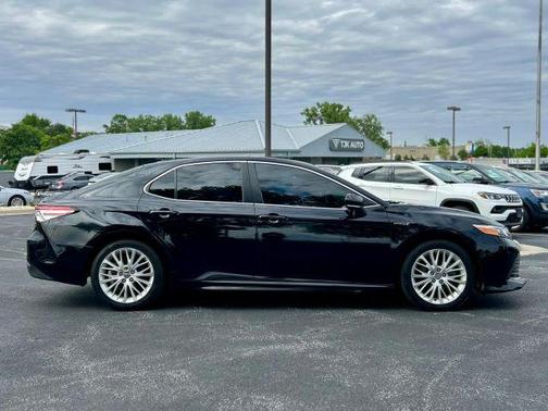 Black 2019 Toyota Camry Hybrid XLE
