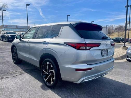 2022 Mitsubishi Outlander SE