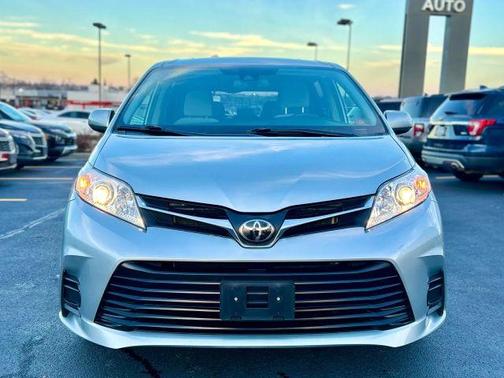 2019 Toyota Sienna LE