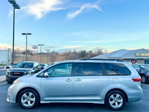 2019 Toyota Sienna LE