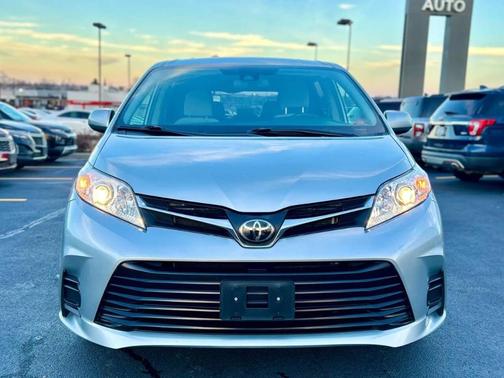 2019 Toyota Sienna LE
