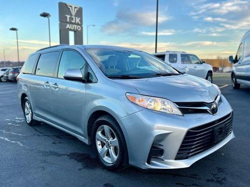2019 Toyota Sienna LE