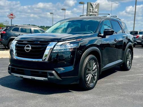 Black 2024 Nissan Pathfinder SL