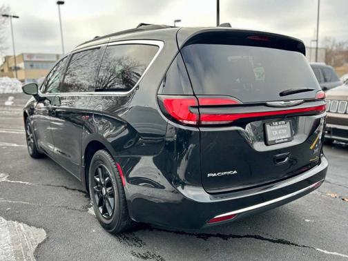 2022 Chrysler Pacifica Touring-L