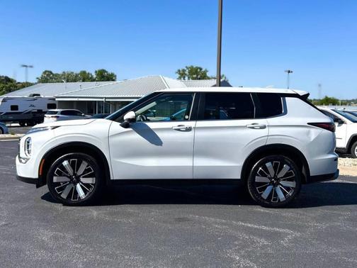 White 2025 Mitsubishi Outlander EDITION