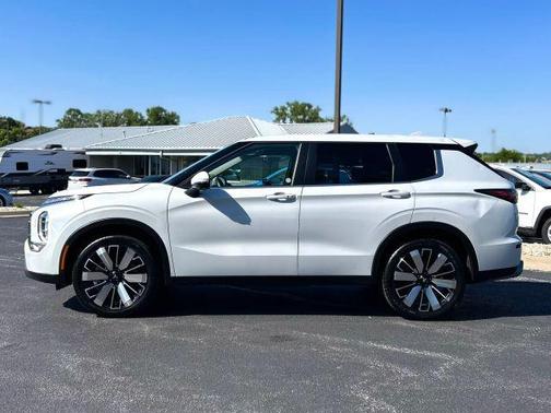 White 2025 Mitsubishi Outlander EDITION