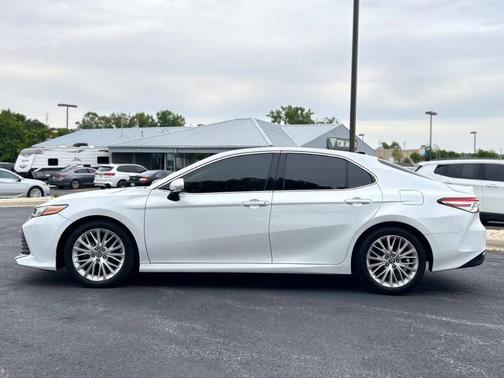 White 2018 Toyota Camry XLE