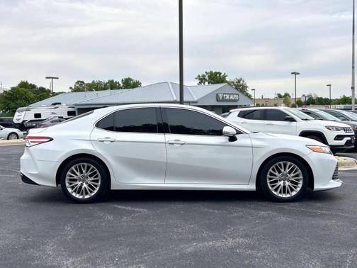 White 2018 Toyota Camry XLE