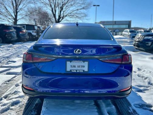 2023 Lexus ES 300h Base