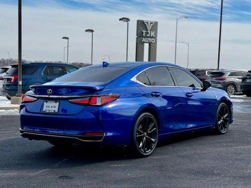 2023 Lexus ES 300h Base