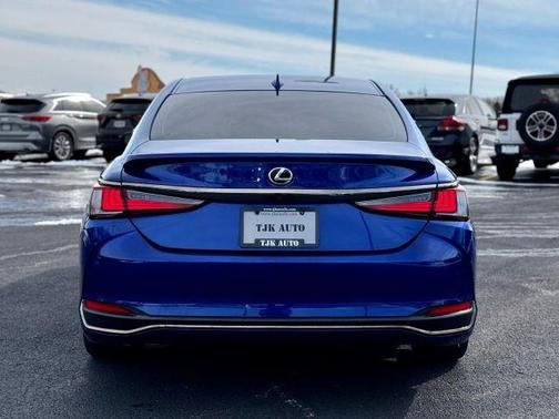 2023 Lexus ES 300h Base