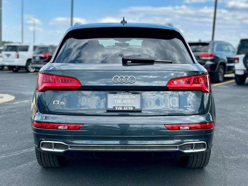 Manhattan Gray Metallic 2020 Audi Q5 e 55 Premium