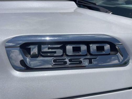 Ivory White Tri-Coat Pearlcoat 2025 RAM 1500 Laramie