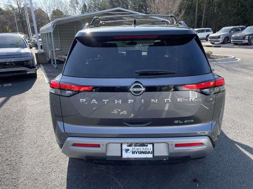 2022 Nissan Pathfinder SL 4WD