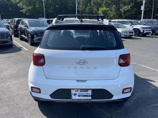 Lunar White w/Black Roof 2026 Hyundai VENUE SEL w/Two-Tone Roof
