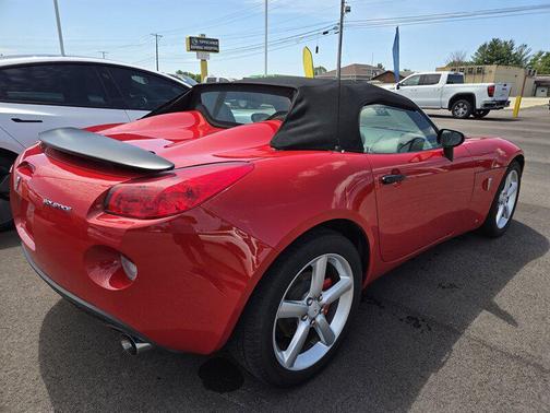 Aggressive 2006 Pontiac Solstice Base